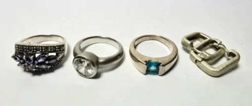 Tradera Ringar<^^ 3 ST. RINGAR OCH ETT ÖRHÄNGE ^^