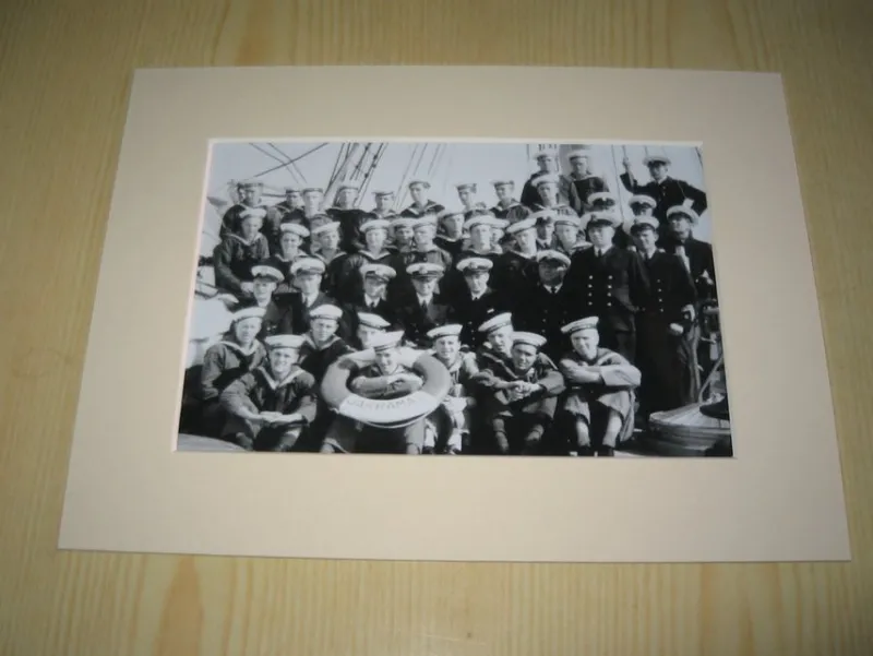 Tradera 1940 HMS Jarramas fotografi med passepartout^ Båt- & Fartygsmemorabilia