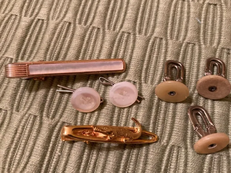 Tradera Slipsnålar<7 saker: 1 slipsnål krokodil, 1 pärlemor och 5 manschettknappar. lot vintage