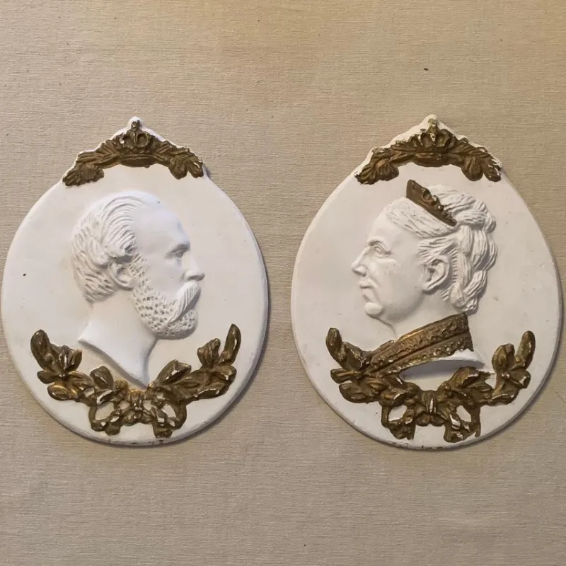 Tradera 2 st gamla tavlor/väggreliefer med motiv av kung Oscar II och drottning Sofia^ Reliefer