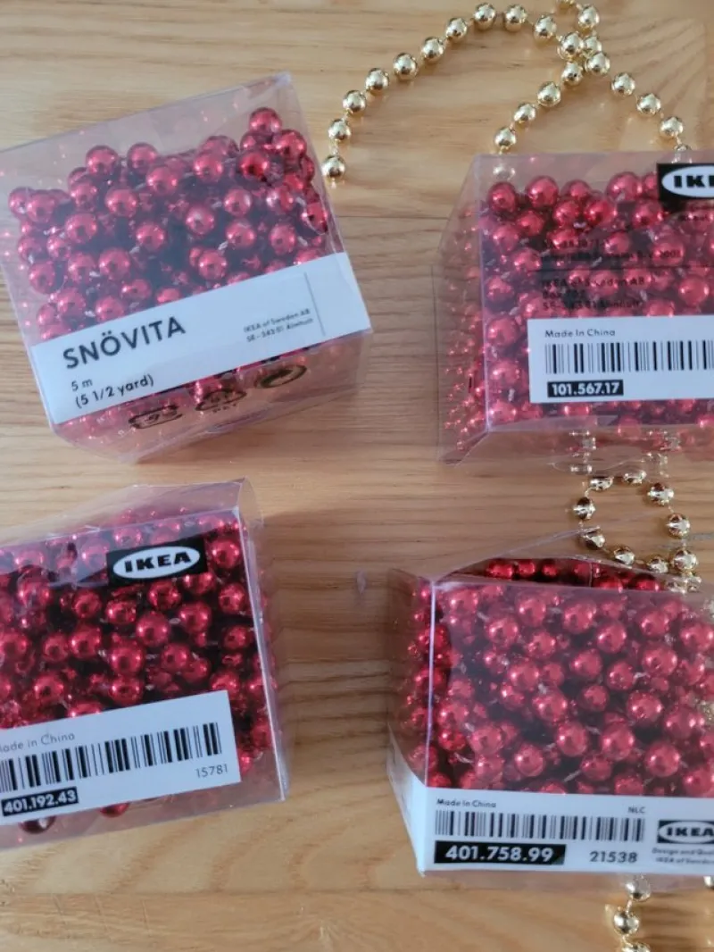 Tradera 6 st IKEA Snövita pärlband,4 helt nya, röda och 2 i guld använda 1 gång.^ Bröllopsdukning & Dekorationer