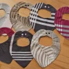 Tradera 7 st nya röda o beige dregglisar/haklappar för baby 0 - 3 år> Nappflaskor & Barnserviser