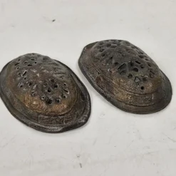 Tradera 2 st. Spännbucklor i brons ? - Spännen - Vikingatid - Ålder 1900 tal ?> Arkeologi