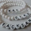 Tradera Egendesignade Smycken<3 vita bokstavsarmband Armband pärlor. Kåt, Glad & Tacksam