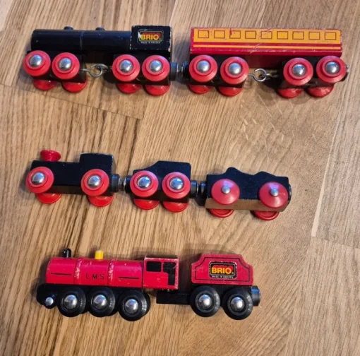 Tradera 7 x trä BRIO leksaker / järnvägsvagnar, lokomotiv, tåg.> Brio & Träleksaker