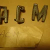Tradera A - C - M - BOKSTÄVER TILL NÅGON BIL ? EMBLEM I FINT BEG SKICK ? KORT AUKTION.^ Veteranbilar Före 1990