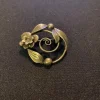 Tradera Broscher<Antik gammal silver brosch, stämplad med blommotiv