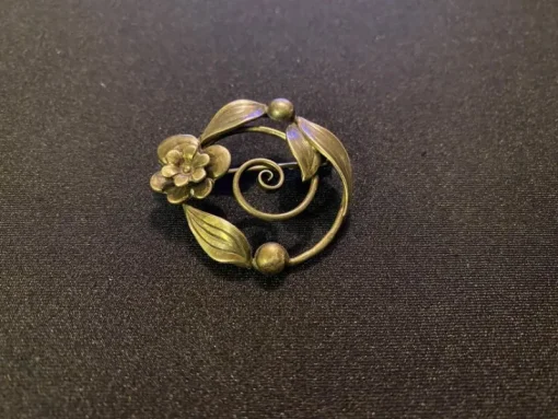 Tradera Broscher<Antik gammal silver brosch, stämplad med blommotiv