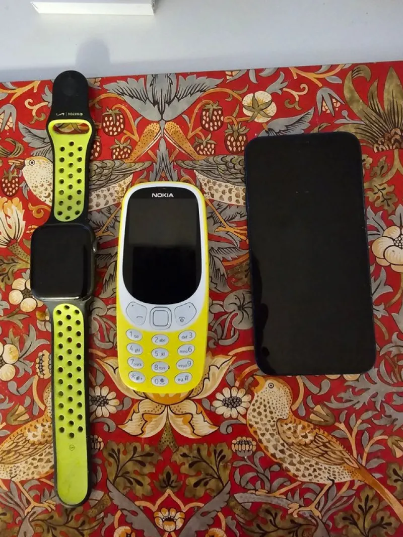 Tradera Allt På Bilden<Apple Watch 5, Nokia 3310 och iPhone 8
