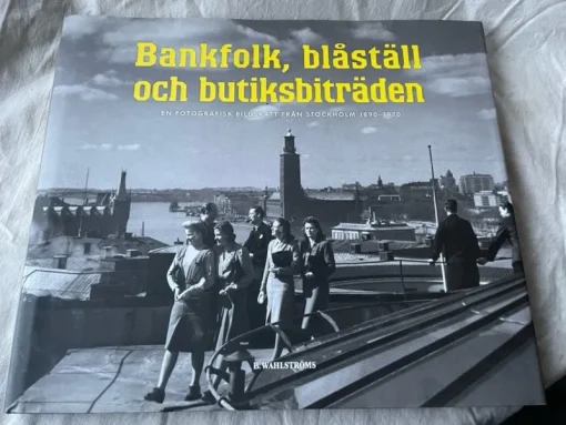 Tradera Bankfolk, blåsäll och butiksbiträden: En fotografisk bildskatt från Stockholm> Historia