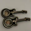 Tradera Musikmemorabilia<Beatles, 2 st gitarrer med nålar, mycket fint skick!