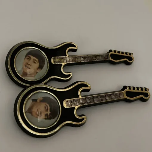 Tradera Musikmemorabilia<Beatles, 2 st gitarrer med nålar, mycket fint skick!