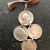 Tradera Broscher<Brosch silver med 4 mynt 10öringar, Oscar 2