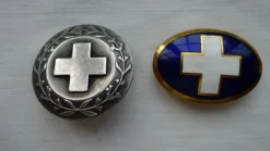 Tradera Medicinska Prylar<Brosch sjukvårdsbiträde silver stämplat X9 nålfäste trasigt + Emaljerad brosch