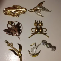 Tradera Broscher<Broscher, katter, båt, bil mm