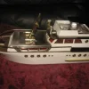 Tradera BÅT MED GLASFLASKA, SHOTSGLAS OCH SPELDOSA (NAUTICAL BARWARE 1970 S CABIN BOAT )^ Båt- & Fartygsmemorabilia