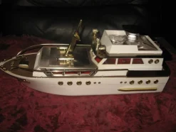 Tradera BÅT MED GLASFLASKA, SHOTSGLAS OCH SPELDOSA (NAUTICAL BARWARE 1970 S CABIN BOAT )^ Båt- & Fartygsmemorabilia