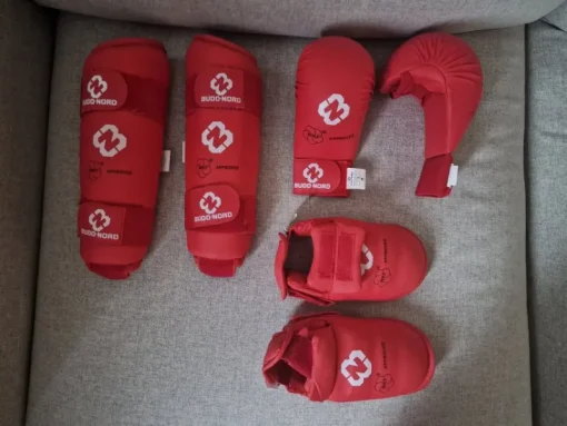 Tradera Kampsport<Budo Nord, karateskydd (kampsport) benskydd, fotskydd, knogskydd stl S - M