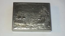 Tradera CIGARETT-ETUI / BOX - VIT METALL / SKEPP I RELIEF^ Båt- & Fartygsmemorabilia