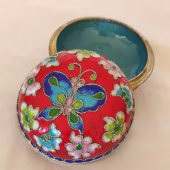 Tradera Smyckeskrin & -förvaring<Cloisonne emalj lockask smyckesförvaring med fjäril och blommor i metall