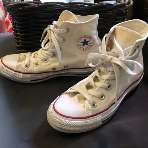 Tradera Övriga Skoprodukter<CONVERSE VITA STORLEK 35 HELT NYA FYND