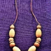 Tradera Halsband<DEKORATIVT HALSBAND. NATURFÄRGADE TRÄPÄRLOR