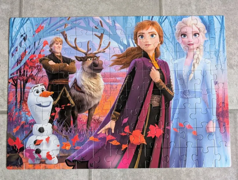 Tradera Disney Frozen pussel 104 bitars 45;5 x 33,5 cm.> Barnspel & Pussel