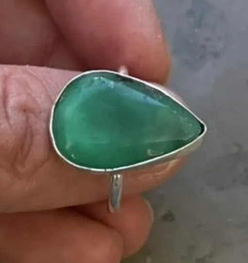 Tradera Ringar<Elegant Ring med Naturlig Grön Aventurin– Silverpläterad Infattning (Storlek 18)
