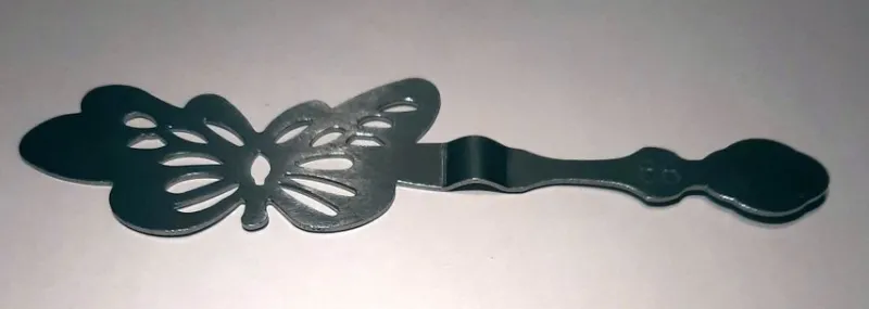 Tradera EN FIN VINTAGE ABSINTSKED I METALL FORMAD SOM EN FJÄRIL> Kuriosa