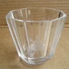 Tradera En mindre glasvas med etsad figur signerad of 43108 CG.B?> Glas