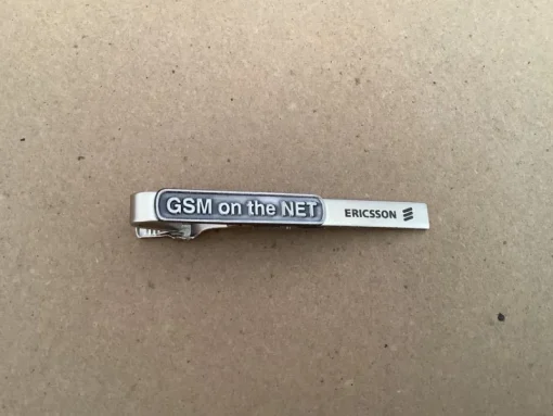 Tradera Slipsnålar<Ericsson GSM on the NET 65 mm slipsklämma slipsnål. EE