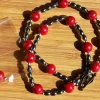 Tradera Egendesignade Smycken<Ett enkelt halsband i svart och rött.