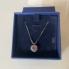 Tradera Övriga Smycken<Ett vackert Rhodium pläterat Swarovski halsband med runt hänge