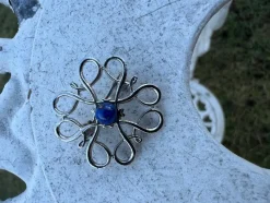 Tradera Broscher<Fin gammal BROSCH i SILVER med blå ”sten”. Stämplat 925