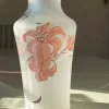 Tradera FIN VIT VAS MED BLOMSTERMOTIV, MADE IN ITALY.> Glas