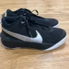 Tradera Basket<Fina basketskor/sportskor från Nike, 'Team Hustle D 10' i storlek 36,5!