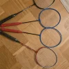 Tradera Badminton<Fyra badmintonracketar med plast på handtagen