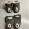 Tradera GRÅ STICKADE SKOR I STORLEK 15/16 OCH VANTAR.> Babyprodukter