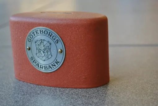 Tradera Sparbössor<Göteborgs Sparbank sparbössa i gott skick enligt bild