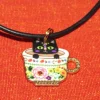 Tradera Egendesignade Smycken<Halsband ca 40-66 cm med katt i kopp av emalj berlock/metall/läder.