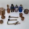 Tradera Samlarfigurer<handgjord träfigur samling - bonde, gumma, flicka & tillbehör - retro 1900-tal