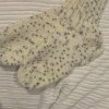 Tradera Handstickade sockor off-white strumpor med mörkblåa detaljer ca storlek 38^ Kläder