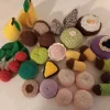 Tradera Handvirkade bakverk 28 st kakor bakelser macarons frukt amigurumi> Övriga Leksaker