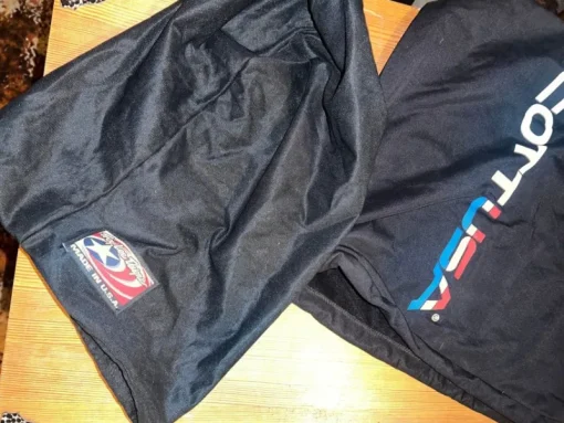 Tradera Cykel<Hjälmpåsar till cykelhjälmar. Troy Lee Design + Scott