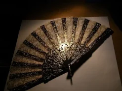 Tradera Hopfällbar solfjäder utfälld ca 43 cm bred plast och spets> Övriga Accessoarer