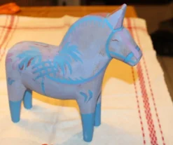 Tradera HÄST MED VACKERT MÅLERI.^ Dalahästar