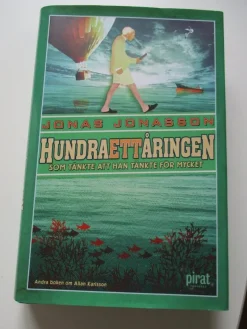 Tradera Hundraettåringen som tänkte att han tänkte för mycket av Jonas Jonasson> Skönlitteratur