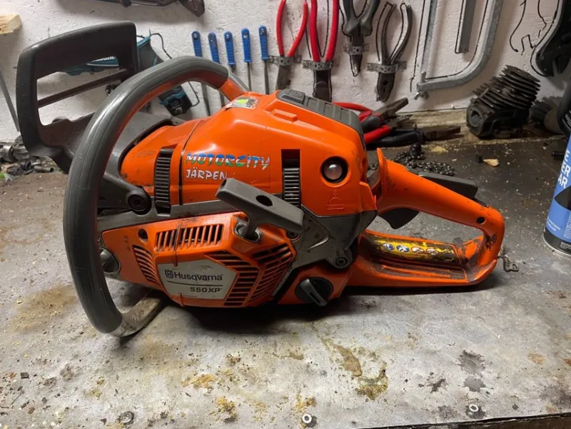 Tradera Trädgårdsmaskiner<Husqvarna 550XP motorsåg