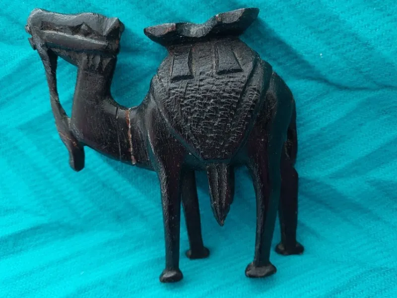 Tradera KAMEL Dromedar mörkt TRÄ 50-tal H ca 12 cm/L ca 10,5 cm^ Övrigt Handgjort