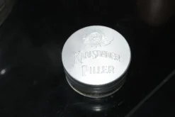 Tradera Medicinska Prylar<Karlsbaderpiller vintage burk från 1950-talet Apoteket i Målilla